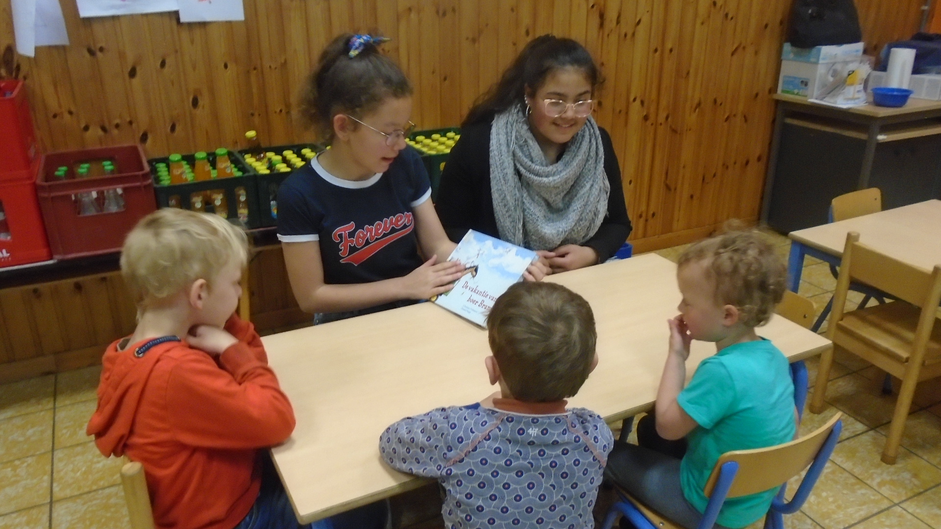 Leerlingen 6A komen voorlezen bij de kleuters van Stotert